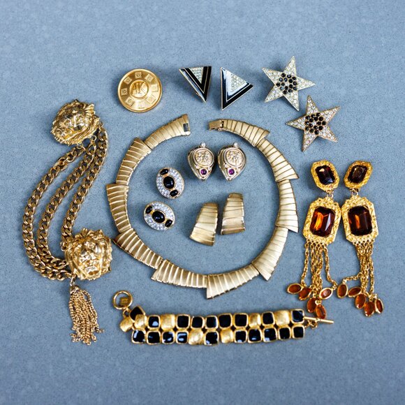 Vintage Costume Jewelry Lot – Clip Earrings, Necklace, Bracelet & Belt Buckle - Picture 3 of 14